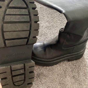 Boots - Säljer dessa boots för att de tyvärr är för stora. Har köpt de begagnat med de skall bara vara använda ett fåtal gånger.  Frakt tillkommer