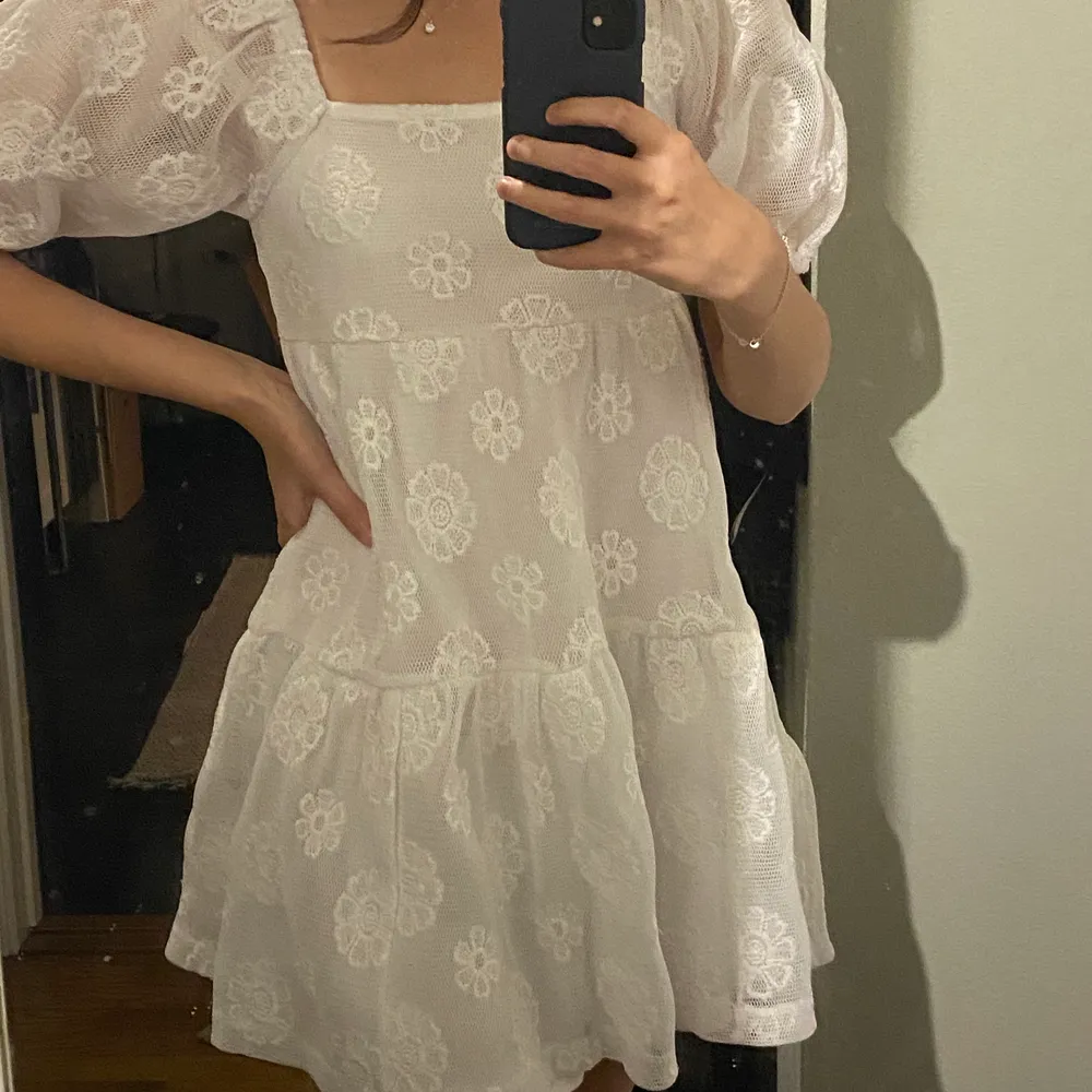 Supersöt vit blommig klänning i spets från asos, aldrig använd 💕tyckt inte på köpt direkt!. Klänningar.