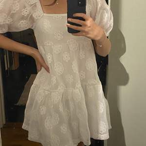 Supersöt vit blommig klänning i spets från asos, aldrig använd 💕tyckt inte på köpt direkt!