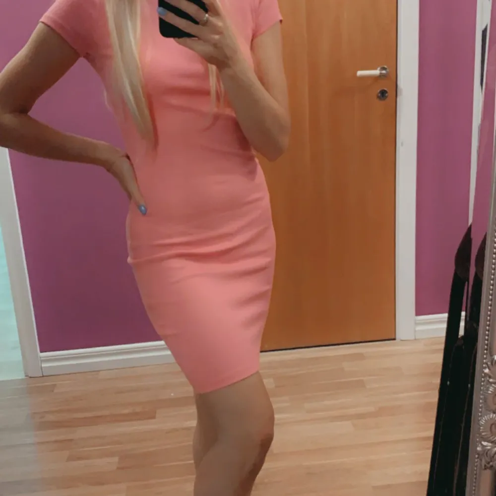 Ny,oanvänd klänning i rosa färg.. Klänningar.