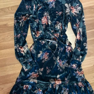 Klänning - Helt ny klänning från Bubbleroom.Säljs pga kommer inte till användning. Hör av dig om du är intrsserad och vill ha mer bilder på den.😉