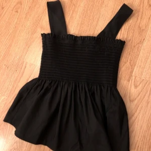 Lindex linne Storlek S.  - Inga defekter, inga fläckar och banden e justerbara. Så går att ändra lång beroende på hur lång due💞