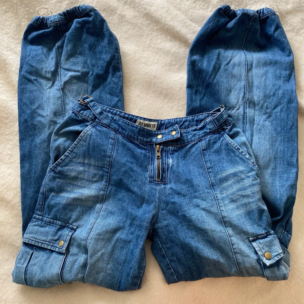 Midja: 75 ( kan dock justeras)  Innerbenslängd: 79 Lågmidjade unika snickarbyxor. Kan göras till bootcut. Bra skick Kund står för frakt. Jeans & Byxor.