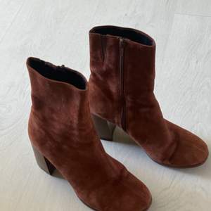 Bruna boots/stövlar från Vagabond i mocka. Använda fåtal gånger, inget man ser. Köpte för ca 1500kr, säljer för 800kr.  Storlek 38