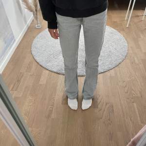 Säljer dessa gråa jeans från Gina Tricot då de inte kommer till användning längre. De har normal hög midja och är lite utsvängda. Storlek 158. Nypris: 400kr. Mitt pris: 250kr💕