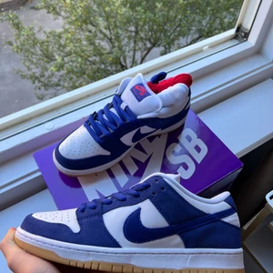 Nike SB Dunk Low Pro PRM ”Los Angeles Dodgers” - WTS  Nike SB Dunk Low Pro PRM ”Los Angeles Dodgers”  Storlek: 43   Pris: 2299 + frakt   Finns i Göteborg/Frakt   Kvitto o refs finns.