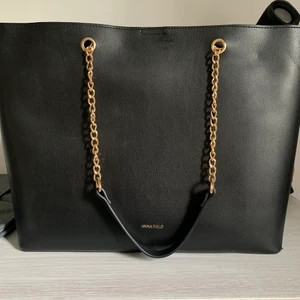 Anna Field väsja - Jättefin väska från Anna Field som tyvärr inte kommer till användning. Det medföljer en mindre väska (bild 2) som fungerar som ett mindre fack i väskan. Funkar bra som skolväska, får plats mycket. Köparen står för frakten💕