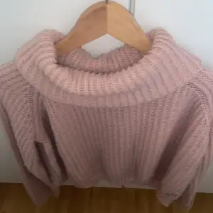 Här är min stickade, ljus rosa tröja som är helt nytt skick och inte använt så mycket mer än hemma