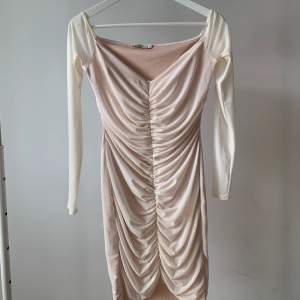 Vit/beige klänning från nly one i storlek small🤍 Tryck på KÖP NU för att den ska bli din direkt🌸
