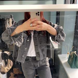 Grå Jeans jacka från Gina Tricot endast använd 1 gång 🫶🏼