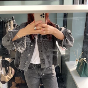 Grå Jeans jacka  - Grå Jeans jacka från Gina Tricot endast använd 1 gång 🫶🏼