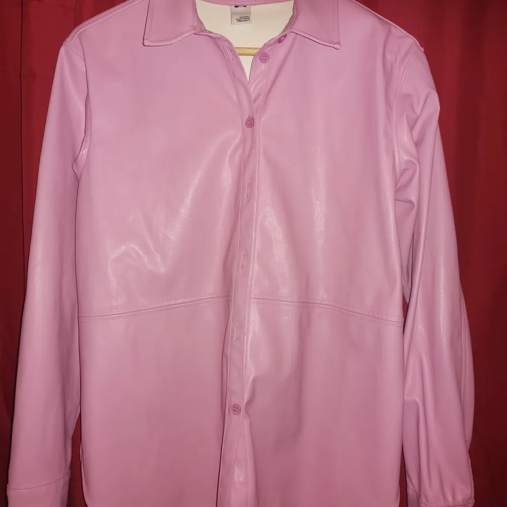 En väldigt fin skjorta i storlek S. Färg rosa. Skjortor.