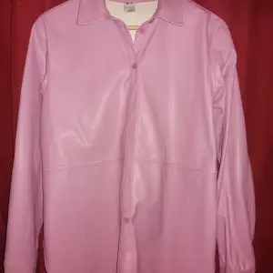 En väldigt fin skjorta i storlek S. Färg rosa