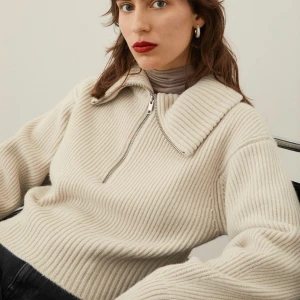 Oanvänd stickad tröja - Säljer denna oanvända stickade tröjan i 100% Ull. Köpt för 500 kr<3