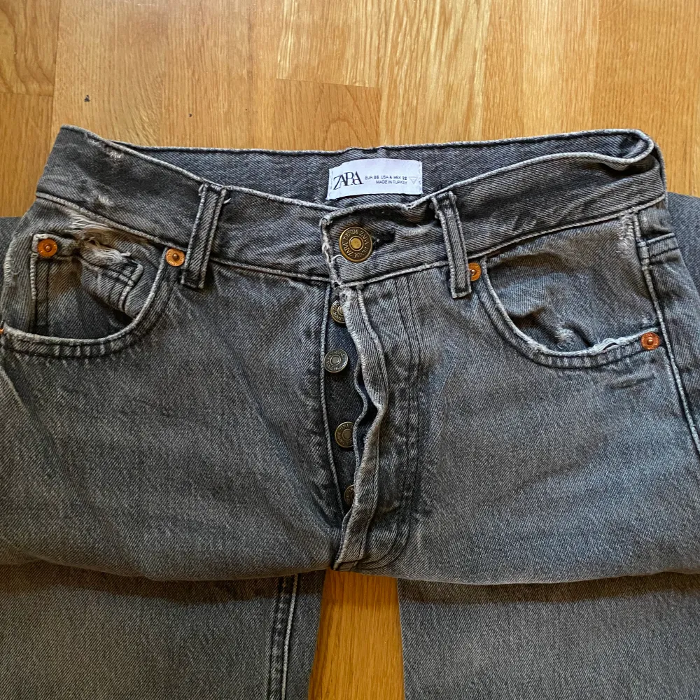 Säljer dessa snygga gråa jeans från Zara. Köpta för längesen så är svårt att få tag på.  Storlek: 36 Är i väldigt bra skick.. Jeans & Byxor.