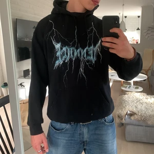 Mennace hoodie Strl M - Go passform, lite loose. Skick 8/10. Börjar bli för liten, därför säljer jag den. 
