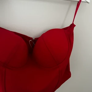 Röd korsett topp - Nelly