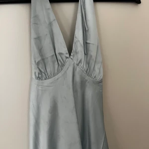 Ljusblå satin klänning - Super fin, från Biancas kollektion. 