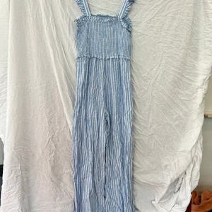 Jumpsuit - En blå/vit randig jumpsuit. Storlek 34. Jätte skönt och tunt bomulls material. Aldrig använd.