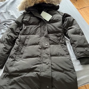Canasa goose jacka - Säljer en canda goose jacka som är äkta i modellen shellburn svart förg storlek S, köpt för 11.000 kr  säljer för 4500kr, lappen är som sagt på och den är helt oanvänd  Först till kvarn!! 