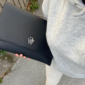 Datafodral  - Säljer en sjukt snygg datafodral från Carin Wester!!💓💓 köptes för 2 veckor sen! 