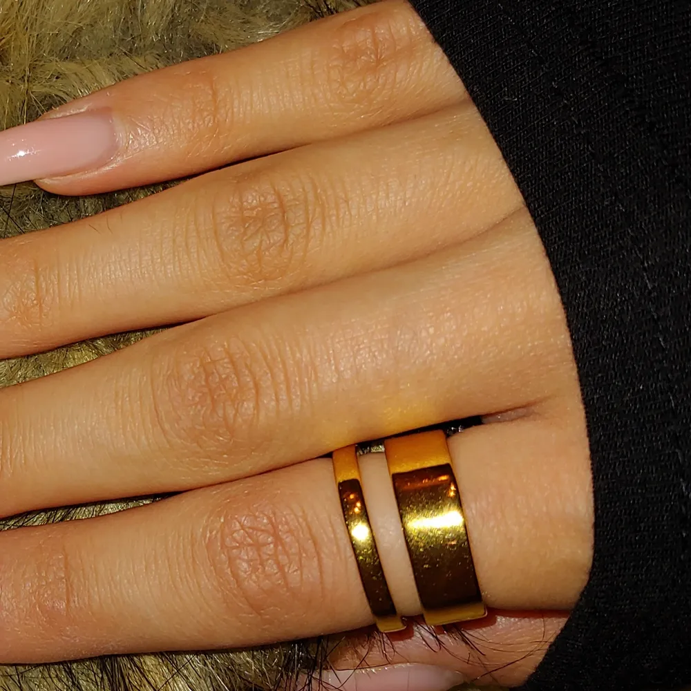 En fin 18k guldpläterad ring i 925 sterling silver som passar de flesta då den är justerbar. 💗. Accessoarer.