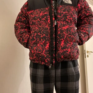The north face ”rage” jacka  - Försöker bli av med denna snygga tnf rage jackan som är limiterad upplaga då den är lite dyrare Stlr: L (jag är 1.80 på bilden) Skick: 8/10 Tar ENBART swish