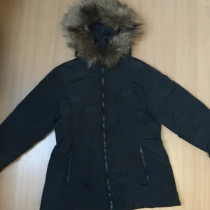 Vinter Jacka! - Nu börjar det bli mörkt och kallt och det är dags att skaffa sig bra klädder! ⛄️🧣  Där här är min vinterjacka som jag inte använder längre. Den håller dig varm och har inga fläckar eller hål! Dessutom så fungersr kedjorna bra!  Kontakta gärna för mer info!