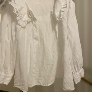 Zara blus  - Så fin zara blus i linne, med en unik krage❤️