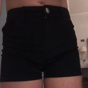 Svarta jeans shorts - Pris kan diskuteras. Föööör små på mig. Svarta. Har påriktigt aldrig använt dem. Så bra sick. Väldigt snygga. 