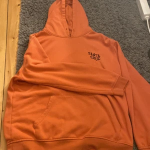 Hoodie - Säljer min santa cruz hoodie pga inte min stil längre. Fel fri och knappt använd. Men väldigt skön att ha på sig. 