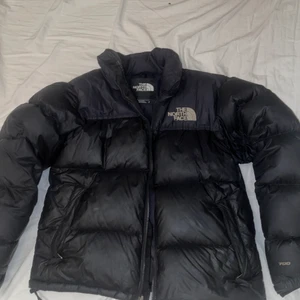 The North Face Pufferjacket  - Säljer min northface jacka. condition 6/10 helt okej använd  har ett hål och lite skavanker  köpt är köpt, säljs i befintligt skick