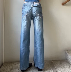 Low waisted jeans - Lågmidjade jeans från Ribbon med snygga bakfickor och ett spänne på baksidan. Står ”boy fit” inuti och storlek 8, längd 32 men skulle säga att de passar xs till s. Innerbenslängd: 79 cm. Midjemått: 81 cm.💕