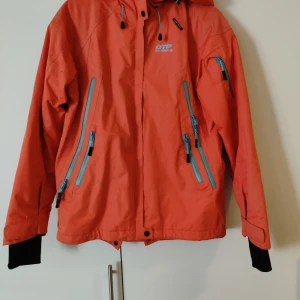 Skidjacka  - Bästa skidjacka jag haft!  Orange, storlek S  Måste sälja eftersom den blivit för liten.  Har snöskydd, vindskydd och är varm i backen