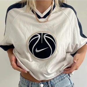 Nike  - Intressekoll på denna. Köpte för 500 säljer för 450 eftersom den knappt är använd 