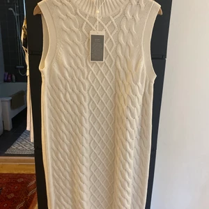 Stickad tröja vila  - Superfin Tjocktröja/väst i 100% äkta bomull från Vila. Helt oanvänd. Passar perfekt till hösten/vintern. Stl S 