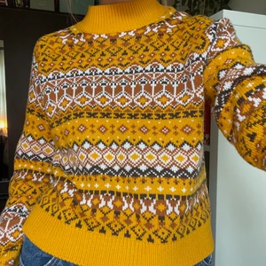 Fin stickad tröja till salu ! - Har ägt denna fina Monkitröja i flera år men den har inte använts mycket alls. Den är mjuk och varm, perfekt för höst/vinter!