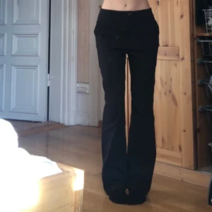 randiga kostymbyxor  - säljer ett par guldglittrigt randiga kostymbyxor i bootcut-modell. köpta second hand, i bra skick! strl 40 men passar mig som har 36 också 💕 kan skicka fler bilder i chatten!