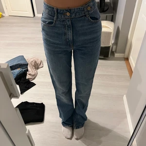 Snygga jeans från Zara👖 - Säljer ett par jeans från Zara, finns inte att köpa längre. Säljs för att de inte kommer till användning💞 Använda 1 gång! Sitter bra på mig som är 172💞 kan frakta om de önskas📦✉️