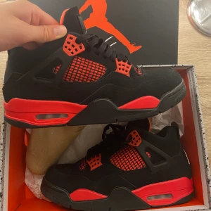 Intressekoll!! - Intressekoll på mina Air Jordan 4 retro red Thunder i stl 42, 8/10 skick. Köpta på restocks, har både låda och taggen kvar, kvitto finns, 100% authentic. 