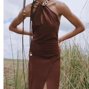 Klänning storlek xs  - KLÄNNING MED HALTERNECK LINNE OCH KEDJA FRÅN ZARA!   Köpte denna fina klänningen för en månad sen. Har testat men tyvärr passar den inte mig så den har bara varit i garderoben.   Köpte den för 500kr.