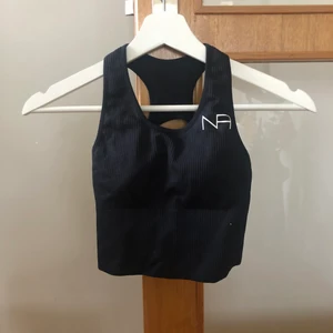 Sport- bh (croppad sporttopp) - Lång sport-bh eller croppat sport linne. Helt oanvänt. 