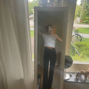 Jeans  - Gråa jeans från carlings! Jag är 175 cm lång och de går över skorna på mig:) 