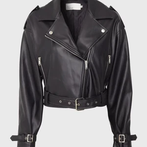 Cropped Oversized Biker Jacket - En oanvänd cropped skinnjacka från Nelly, har inte använt den för den passar inte i storleken. Storlek 36. Nypris 749:-