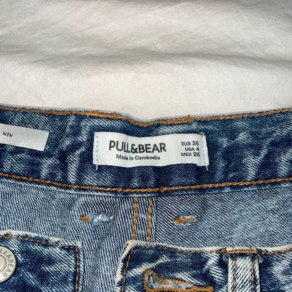 Säljer pga för liten storlek. Väldigt bra skick, de kommer från Pull&Bear och är köpta för ca 3år sedan. 🌸. Jeans & Byxor.