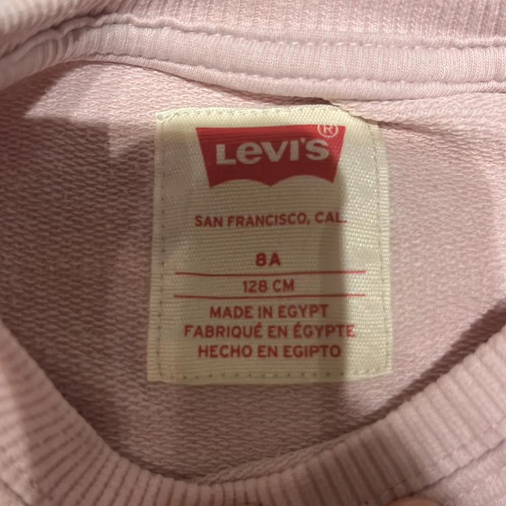 En rosa LEVIS tröja. Inte så mycket använd men ändå lite. Är i storlek 128 cm.. Hoodies.
