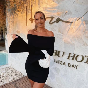 Klänning nakd - Aldorg använd. Som ny! Lånade bilder av TANBYKLARA som bär klänningen🌸