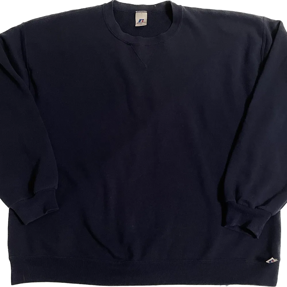 Urskön tröja från russel athletic😊 Marinblå och oversized, köpt secondhand från början🙌 priset är exklusive frakt (säljs dyrt på grund av köptes dyrt)🥰. Hoodies.