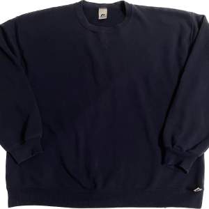 Urskön tröja från russel athletic😊 Marinblå och oversized, köpt secondhand från början🙌 priset är exklusive frakt (säljs dyrt på grund av köptes dyrt)🥰
