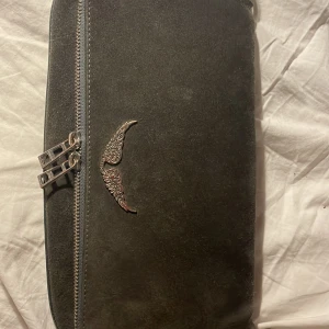 Zadig väska  - Zadig väska som jag inte använt på länge kedjan är sönder så bytt ut den till en vanlig kedja , pris kan diskuteras 